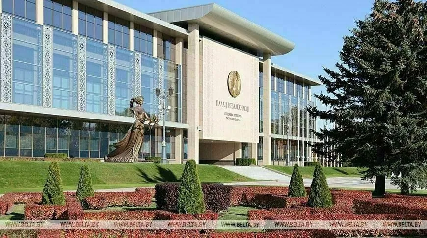С профессиональным праздником работников и ветеранов печати поздравил Президент Беларуси Александр Лукашенко Богатейшая история белорусского печатного слова началась 500 лет назад с уникальной Библии Франциска Скорины развивалась и крепла проходя с народом все вехи его непростого пути Сегодня нас по праву можно назвать одной из самых читающих наций в мире В стране ежегодно выходят и пользуются неизменной популярностью более 20 миллионов экземпляров новых книг и сотни периодических изданий Отрадно что за книгой газетой журналом всегда стоят грамотные профессионалы настоящие патриоты которые приумножают и передают молодым авторам и журналистам лучшие отечественные традиции объективность честность этичность верность общечеловеческим идеалам и государственным интересам говорится в поздравлении Убежден и в дальнейшем каждое ваше слово будет направлено на сохранение мира и согласия на этой земле созидание счастливого будущего для всех жителей любимой Беларуси