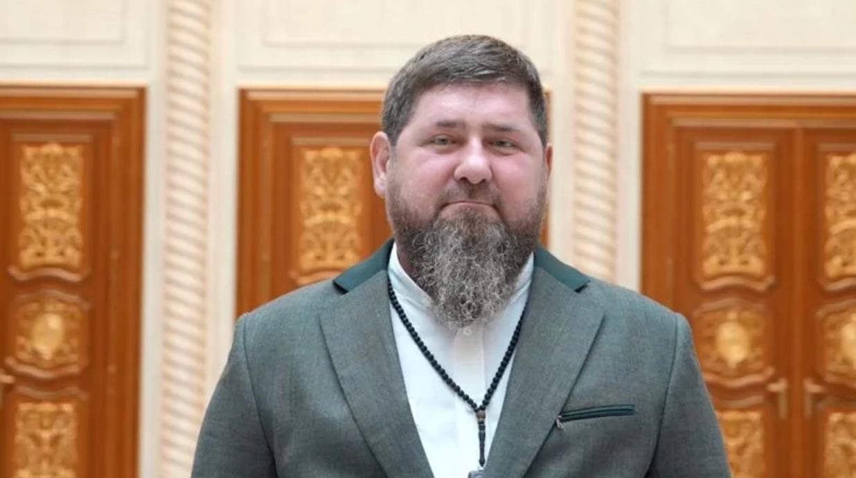 У Рамзана Кадырова отказали почки ГУР Украины Как утверждают украинские СМИ со ссылкой на источник в ГУР глава Чечни госпитализирован а в больницу где он находится приехали родственники в том числе из других стран Сейчас Кадыров проходит процедуру диализа медики не дают прогнозов по поводу его состояния Ранее Новая газета Европа неоднократно рассказывала о смертельном заболевании Кадырова после чего тот выпускал ролики призванные опровергнуть проблемы со здоровьем Два года назад оппозиционные чеченские Telegram каналы распространяют слухи о том что Рамзан Кадыров тяжело болен и у него проблемы с почками Эту информацию публично подтверждал бывший главный редактор Эха Москвы Ксения Собчак после этого поговорила с главой Чечени по видеосвязи и заявила что Кадыров здоров и ест орешки кешью которые противопоказаны при болезни почек В декабре глава Чечни объявил что готов участвовать в очередных выборах которые планируется провести в этом году Задонатить через бота Patreon