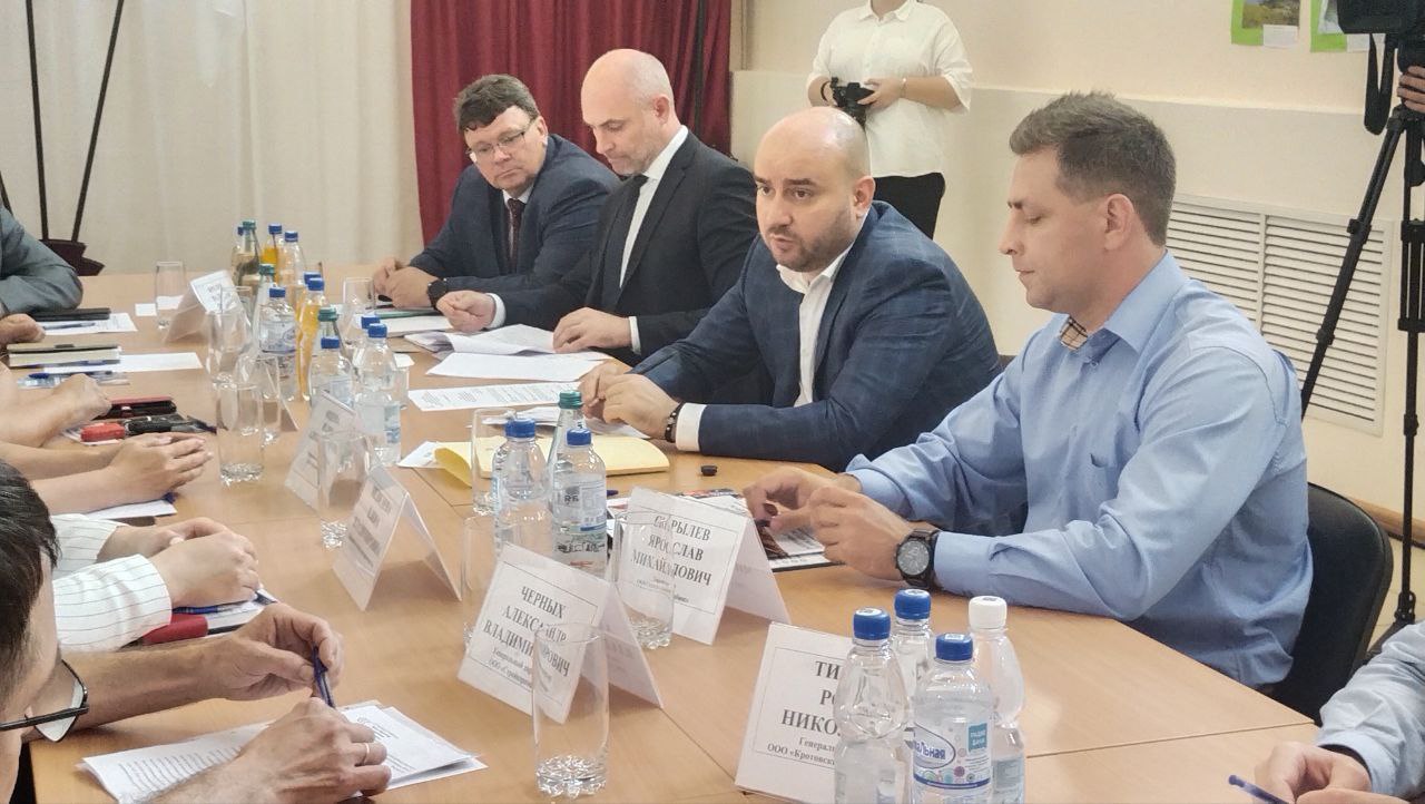 Глава региона Вячеслав Федорищев встретился с предпринимательским активом района  Ранее все участники получили государственную поддержку для сохранения и развития бизнеса. Это особенно важно на фоне экономических санкций против России. Благодаря помощи, коммерция не только удержалась на плаву, но и выросла. Это соответствует целям программы «Социально-экономического развития Самарской области на 2024–2029 годы».   : ГТРК Самара