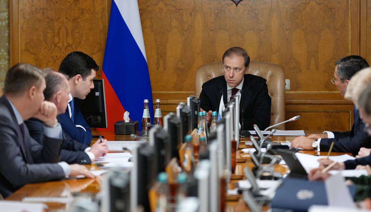 Денис Мантуров провел совещание по развитию легкой промышленности Первый вице премьер отметил что сегодня доля российской продукции на внутреннем рынке легкой промышленности составляет около 45 Участники совещания обсудили текущее состояние и перспективы развития отрасли В частности были рассмотрены вопросы связанные с углублением локализации и борьбой с контрафактной продукцией Денис Мантуров обозначил в числе ключевых приоритетов снижение издержек и повышение производительности труда на предприятиях за счет автоматизации и интеграции промышленных роботов в производство Подписаться на Правительство России в MAX