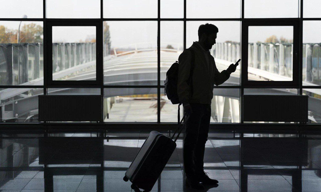 Петербург недосчитался туристов из Турции и Китая По итогам 2025 г туроператоры зафиксировали в Петербурге падение потока иностранных туристов из ряда стран По предварительным данным ГК Тари Тур в 2025 г Северную столицу посетили порядка 225 000 туристов из Китая что на 5 меньше чем в 2024 г Количество туристов из Турции и стран Персидского залива составило 100 000 человек что на 20 меньше относительно показателей прошлого года Положительная динамика отмечается только среди туристов из Индии и Юго Восточной Азии их число увеличилось на 20 и составило 40 000 человек Такие данные озвучила исполнительный директор ГК Тари Тур Оксана Лебедева 11 декабря на Петербургском международном туристском форуме Travel Hub По мнению участников рынка падение турпотока из ряда стран связано с несколькими причинами проблемы с оплатой из за рубежа и валютным обменом длительный паспортный контроль и санкции При этом туроператоры уверены что снижение турпотока сформировало отложенный спрос среди гостей из стран Ближнего востока Персидского залива Китая и Юго Восточной Азии Поэтому участники рынка надеются на восстановление потока иностранных туристов в 2026 г Подробнее в материале нашем сайте freepik com Подпишитесь на Ведомости Северо Запад