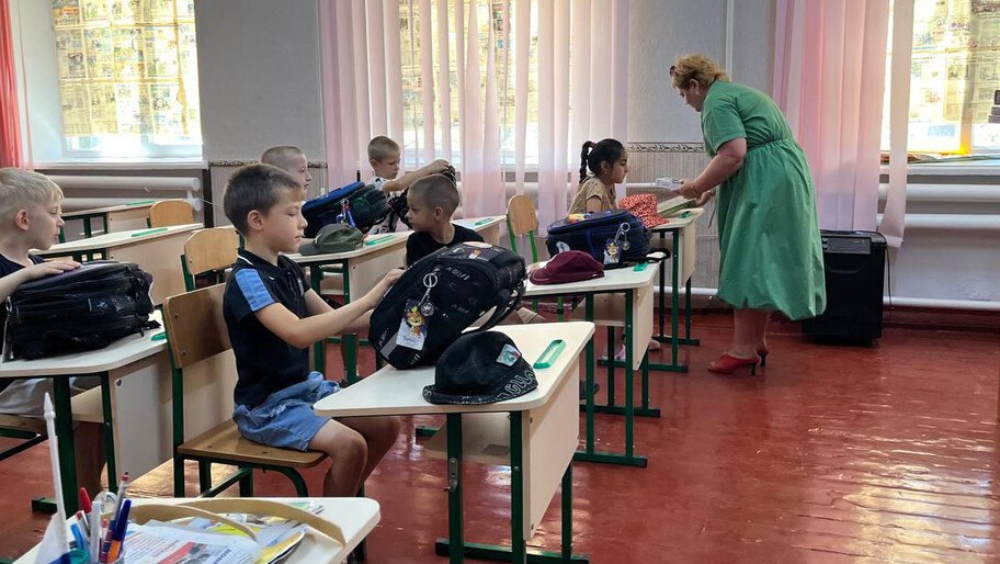 Дошкольники Алешкинского округа получили гумпомощь от жителей Ульяновской области Жители Ульяновской области оказали поддержку будущим первоклассникам из Херсонской области, они собрали и передали учебные принадлежности к новому учебному году. Об этом сообщает телеграм-канал «Шефская помощь Херсонская область». «Будущим первоклассникам из Юбилейного Алешкинского муниципального округа передали рюкзаки, наполненные необходимыми канцтоварами для школы: тетрадями, ручками, пеналами, товарами для творчества. Воспитанникам детского сада из Виноградова — канцтовары, игрушки, а также 10 комплектов постельного белья», — говорится в сообщении. Читать полностью , VK и ОК и читайте новости на нашем сайте