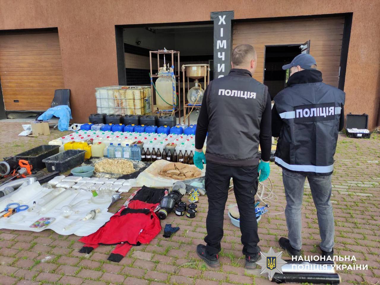 В Украине проводится масштабная спецоперация по борьбе с наркобизнесом — полиция сообщает о более чем 200 обысках по всей стране. В ходе операции выявлены и ликвидированы нарколаборатории и склады, где фасовались альфа-PVP, амфетамин и мефедрон.