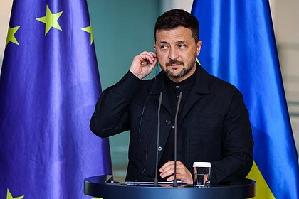Американский сенатор рассказал о попытках Зеленского втянуть НАТО в конфликт с Россией Украинский лидер Владимир Зеленский пытается втянуть НАТО в конфликт с Россией. Политик понимает, что его страна проигрывает, заявил американский сенатор Томми Табервилл республиканец от штата Алабама в интервью радиостанции WABC. «В этом нет сомнений, поскольку Зеленский не может одержать победу в этой войне самостоятельно. Он знает, что проигрывает», — сказал законодатель. Табервилл также высказал мнение, что Киев сознательно добивался эскалации военных действий, решив атаковать аэродромы РФ. Зеленского сенатор назвал диктатором, который «создал самые разные проблемы». Ранее в Крыму заявили, что Владимир Зеленский втянул Украину в невероятную трагедию, за которую придется отвечать. По мнению Владимира Константинова, политик вместо сохранения своей страны занялся разрушением государства и его предательством.