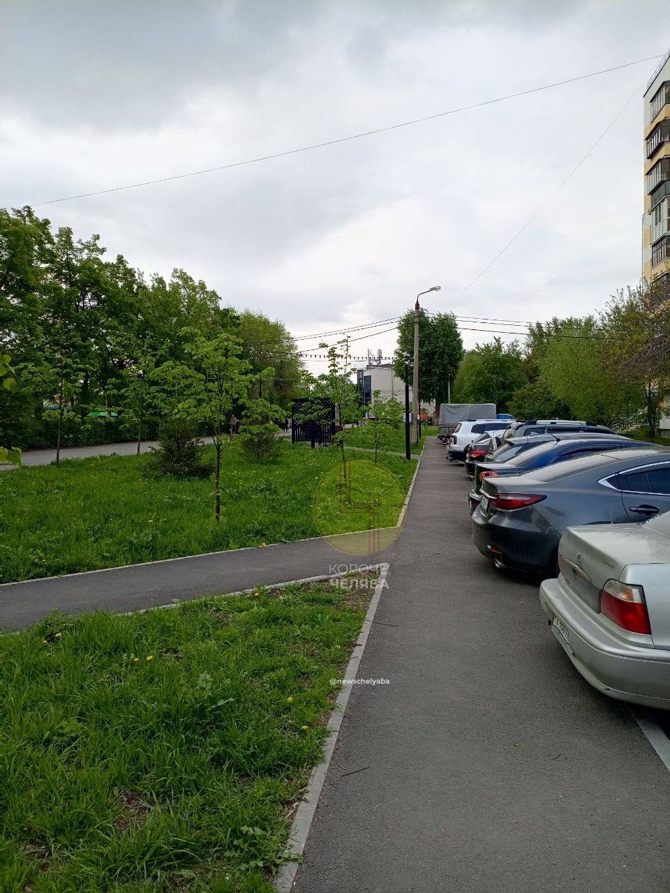 Огромные кучи листьев, веток и мусора оставили после субботника у домов № 13а, 15а и 17а на Кирова. Фото и видео в редакцию прислали подписчики. С их слов, в прошлом году участок благоустроили, а в этом году «навели порядок» и оставили вот такую свалку. «При подаче заявки в УК «Мой дом Урал», диспетчер отсылает в администрацию города, якобы это их обязанность, так как кучи расположены на расстоянии более 5 метров от дома! Якобы это не их зона ответственности, но ведь кучи натаскали дворники УК», — рассказывают читатели. Присылайте новости в наш бот: Подпишись Поделись новостями
