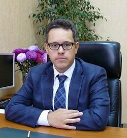 Экс директора орловского филиала РСХБ Михаила Шихмана обвиняют в выводе в Сингапур 2 4 млн евро  ФСБ завершила следствие по уголовному делу бывшего банкира обвиняемого в превышении должностных полномочий и готовится направить всю информацию в суд Михаил Шихман вину не признает и знакомится с материалами дела Информация о задержании банкира появилась в июне Тогда следствие утверждало что в начале 2020 года орловский филиал РСХБ возглавляемый Шихманом перевел 2 4 млн сингапурской компании Albequipment trading PTE по фиктивному внешнеторговому контракту Мценского мясоперерабатывающего комбината занимавшегося поставками сухпайков для российской армии Предприятие производило продукцию на оборудовании и мощностях АО Орловский мясоперерабатывающий комбинат входит в Агросоюз Любава и ООО Барышский мясокомбинат В итоге никакого оборудования поставлено не было а деньги сингапурский контрагент не вернул Следствие оценило нанесенный банку ущерб в 167 7 млн рублей  Сам Шихман вину не признает и утверждает что его оговорили В качестве доказательства он приводит тот факт что его филиал не осуществлял ни валютного контроля ни иностранных переводов Он также утверждает что в январе 2020 года решил сам заблокировать все операции по счетам ММК и сообщил руководству о возможных рисках   Агрономика