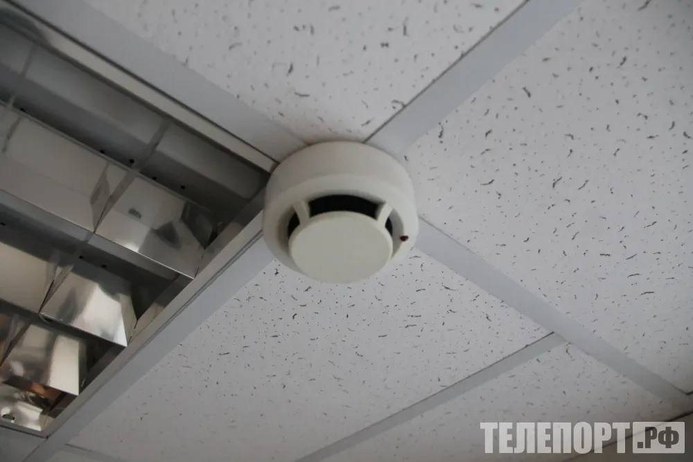 Работу гостиницы и кафе приостановили судебные приставы в Свободненском округе Деятельность гостиницы и кафе остановили из за нарушений пожарной безопасности Судебные приставы Свободного и Свободненского округа Амурской области на 30 дней приостановили работу гостиницы и кафе за нарушение правил пожарной безопасности сообщает УФССП России по Амурской области По итогам проверки проведенной экспертами ФКУ Специального управления ФПС 60 МЧС России были обнаружены многочисленные нарушения в сфере пожарной безопасности В частности выявлены проблемы с функционированием систем пожарной сигнализации и технических средств оповещения а также с управлением эвакуацией людей в случае пожара Кроме того установлено что эвакуационные пути и выходы не соответствуют требованиям пожарной безопасности Выявленные нарушения представляют серьезную опасность для жизни и здоровья людей поэтому суд вынес решение о временной приостановке работы до полного исправления всех недостатков Судебное решение подлежащее немедленному исполнению потребовало от судебного пристава исполнителя незамедлительных действий Он возбудил исполнительное производство и в сопровождении коллег по обеспечению порядка в судах направился к гостинице и кафе расположенным в ЗАТО Циолковский на 1415 км федеральной автодороги Амур Там он осуществил исполнительные меры опечатав все двери С момента когда деятельность была приостановлена судебный пристав исполнитель начнет следить за выполнением требований указанных в исполнительном документе ТЕЛЕПОРТ РФ здесь все об Амурской области  Мы в МАХ  Написать нам