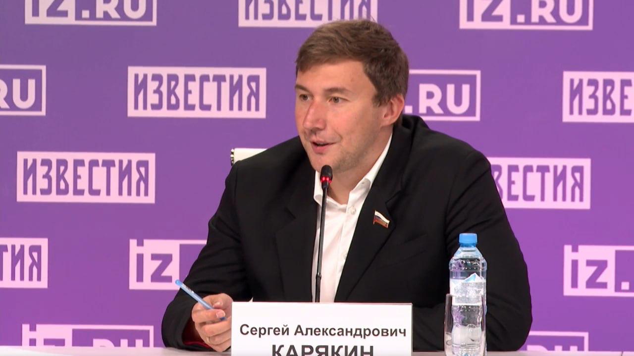 «Уровень шахматного спорта в стране растет, развиваются международные проекты» Сергей Карякин, российский шахматист, гроссмейстер, член Комитета Совета Федерации РФ по обороне и безопасности: — Мой любимый вид спорта развивается динамично, уровень шахмат в стране растет из года в год. Я возглавляю Федерацию шахмат Московской области, и мы тоже проводим много турниров. В частности, в День шахмат мы будем проводить Кубок Сергея Карякина в Домодедово, где ожидается несколько сотен участников. После этого пройдет отдельный финал кубков — это серия турниров, и мы планируем привлечь к участию более 2000 детей. Спорт, действительно, мягкая сила нашей страны. Активности в шахматах не ограничиваются Москвой, Московской областью и Россией. У нас есть международные проекты. Совсем недавно Федерация шахмат Московской области подписала соглашения о сотрудничестве с Федерацией шахмат Колумбии, с многими африканскими странами и с Таиландом. Этот список будет расширяться. Мы проводим сеансы одновременной игры онлайн с детьми из многих стран. Я считаю, что это тоже проявление мягкой силы России. Лучше, чтобы дети из этих стран занимались шахматами, чем чтобы к ним пришли западные НКО и учили их чему-то другому. Круглый стол «Спортивный суверенитет России: спорт как мягкая сила»