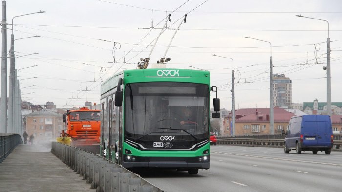 В Омске перезапускают троллейбус №7: как он поедет  С 1 августа возобновляется движение общественного транспорта через открытый после масштабной реконструкции бульвар Архитекторов. Там, в частности, будет ходить троллейбус №7, маршрут которого существенно изменится.  Ранее он соединял ж/д вокзал и поселок Солнечный, с завтрашнего дня «семерка» будет ходить в микрорайон Зеленая река на улице Волгоградская. Недавно в этом районе построили новую дорогу по улице Дергачева, где обустроили контактную сеть, разворотную площадку и диспетчерский пункт.   Все подробности в нашем материале.