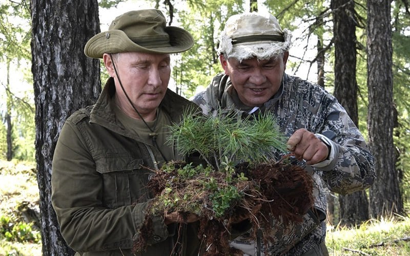 Сибирский Экспресс Шойгу не сопровождал Путина в Туве из-за изменения сферы деятельности – Кремль  Секретарь Совета безопасности РФ Сергей Шойгу не сопровождал президента Владимира Путина в Туве, подтвердил пресс-секретарь главы государства Дмитрий Песков. Республика — малая родина Шойгу, он регулярно участвовал в отпускных поездках Путина в регион.  Теперь же сфера деятельности Шойгу изменилась, поэтому его не было в делегации президента, приводит «КоммерсантЪ» слова Пескова. Путин уволил Шойгу с поста министра обороны РФ в мае 2024-го.  «Президент действительно там [в Туве] бывал с краткими остановками для отдыха. Когда-то его сопровождал Шойгу, когда-то нет», — добавил Песков.  Последний раз Шойгу сопровождал Путина в Туве в 2018 году. Тогда же с ими были директор ФСБ Александром Бортниковым и тогда ещё... подробнее на канале: Сибирский Экспресс @