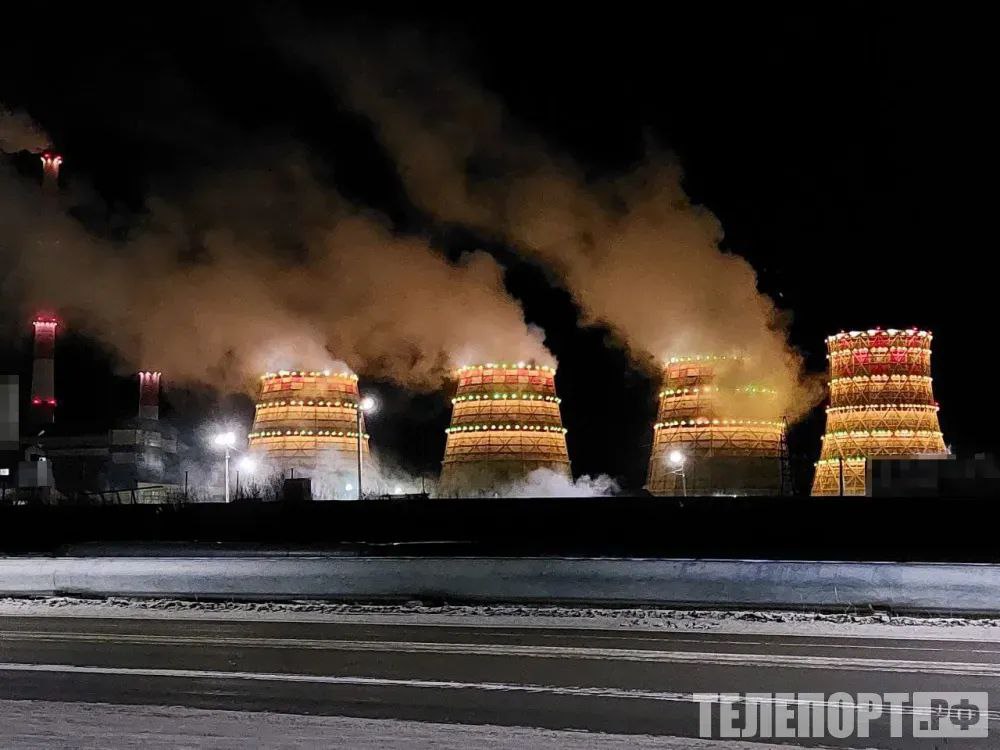Газификацию ТЭЦ в Благовещенске поддержало Минэнерго Глава региона обсудил этот вопрос в Москве на совещании с первым замминистра энергетики Павлом Сорокиным. По мнению региональных властей, необходимо поэтапно переводить станцию на газ для надежного энергоснабжения амурчан. Василий Орлов написал, что ситуация непростая: снижается добыча бурого угля, а потребление энергии растет. Для решения этой проблемы предложено два варианта: объемы выработки электроэнергии скорректировать и ТЭЦ частично перевести на газ. По итогам совещания профильным структурам поручено провести детальные расчеты для дальнейших действий. В Благовещенске сегодня более 90% многоквартирных домов отапливаются именно от теплоэнергостанции. Построенное в 70-х годах прошлого века предприятие спроектировано для работы на амурских бурых углях. Но в последние годы сокращаются объемы добычи на разрезах. Дефицит топлива покрывают за счет поставки угля из Красноярского края, но его использование увеличивает износ ТЭЦ, объемы и сроки ремонтных работ, а также снижает эффективность выработки энергии. Это все создает риски для системы теплоснабжения, особенно в пиковые периоды. Губернатор отметил, что это вопрос важный, и затягивать нельзя. Задача - обеспечить стабильную работу ТЭЦ и надежное энергоснабжение амурчан. ТЕЛЕПОРТ.РФ – здесь все об Амурской области Написать нам