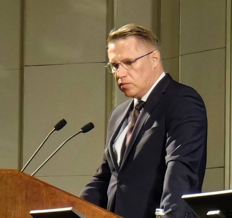 Репродуктивное здоровье россиян начнут проверять с 6-летнего возраста — министр Мурашко  Глава Минздрава Михаил Мурашко заявил, что с 1 сентября 2025 года в России начнут регулярную профилактическую оценку репродуктивного здоровья россиян, причем с 6 лет, сообщает ТАСС. А затем, начиная с 13-летнего возраста, такие осмотры для подростков станут ежегодными, заявил Мурашко.  Мурашко рассказал об этом нововведении, демонстрируя презентацию на встрече со студентами педиатрического факультета РНИМУ им. Пирогова.    Кроме проверки репродуктивного здоровья, детям в России с месячного возраста начнут проверять зрение и слух, увеличатся проверки на холестерин, больше внимания детям будут уделять при осмотре врачи-неврологи.  ↩  В России, опустившейся в демографическую яму, власти разных уровней предпринимают меры по стимулированию рождаемости и борются с абортами. Среди вызывающих споры инициатив: жесткий секс-просвет студентов с видео реальных абортов без цензуры, и разовые денежные премии беременным школьницам.  Ссылаясь на рекомендации Минздрава, российских студентов в вузах анкетируют в неэтичной форме по вопросам их сексуального здоровья,  а в медучреждениях решившихся на аборт россиянок укладывают в палаты к женщинам, старающимся сохранить своего ребенка.