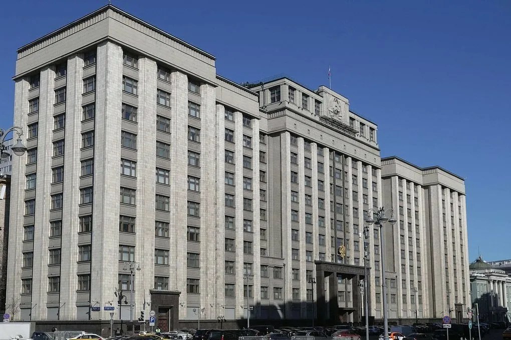 Госдума приняла закон, который с сентября 2025 года вводит новые госпошлины для мигрантов и повышает ряд действующих пошлин  За выдачу или переоформление патента иностранному гражданину придётся заплатить 4200 рублей, столько же за продление срока действия разрешения на работу, за выдачу дубликата патента – 2100 рублей.  Также вводится госпошлина за постановку иностранного гражданина или лица без гражданства на учёт по месту пребывания в размере 500 рублей, за продление срока временного пребывания – 1000 рублей.  #Россия #мигранты #пошлины