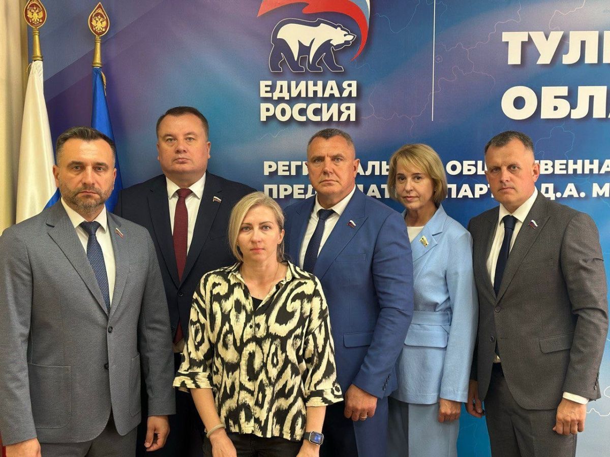 Тульские депутаты от Партии "Единая Россия" оказали финансовую помощь вдове сотрудника МЧС     В рамках проведения совместного приёма граждан в Региональной общественной приёмной Председателя Партии «Единая Россия» Дмитрия Медведева в Тульской области депутаты от Партии «Единая Россия» - депутат Государственной Думы ФС РФ Виктор Дзюба, депутат Тульской городской Думы Александр Швыков и депутаты Тульской областной Думы Дмитрий Афоничев и Геннадий Никитин, полковник спецназа, ветеран боевых действий, - передали вдове сотрудника МЧС России Ильи Ковалева, воспитывающей 9-летнего сына, 500 тыс  ↗  Прислать новость   Подписаться