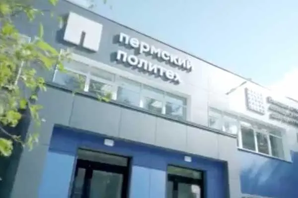 В России создали лазерную систему защиты самолета от обледенения Ученые Пермского национального исследовательского политехнического университета ПНИПУ создали малогабаритную систему которая защищает самолет от обледенения с помощью лазерного воздействия Об этом сообщает ТАСС со ссылкой на пресс службу вуза Новая система сможет не просто убирать уже намерзший слой а работать постоянно не давая ему нарастать до опасных толщин То есть перейти от борьбы с последствиями к предотвращению самого обледенения В отличие от тепловых систем которые удаляют лед примерно за две и более минуты лазер справляется с этой задачей быстрее а главное потребляет на порядок меньше энергии сообщили в ПНИПУ aviaru net n294599 Оставайся в информационном потоке подпишись на наш канал в MAX