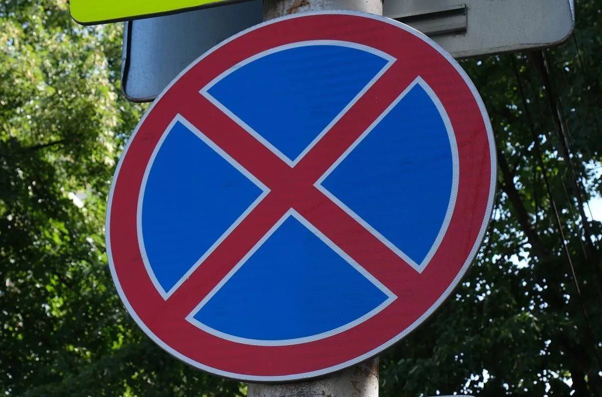 Бесплатной парковки на улице Длинной в Краснодаре больше не будет.   Муниципальную парковку на улице Длинной - между Красной и Красноармейской - закроют с 28 июня. Это необходимо для проведения реставрационных работ по сохранению Дома купца Лихацкого, который является объектом культурного наследия регионального значения. При этом ограничивать движение автомобилей на улице Длинной не будут.       Кубанские Новости