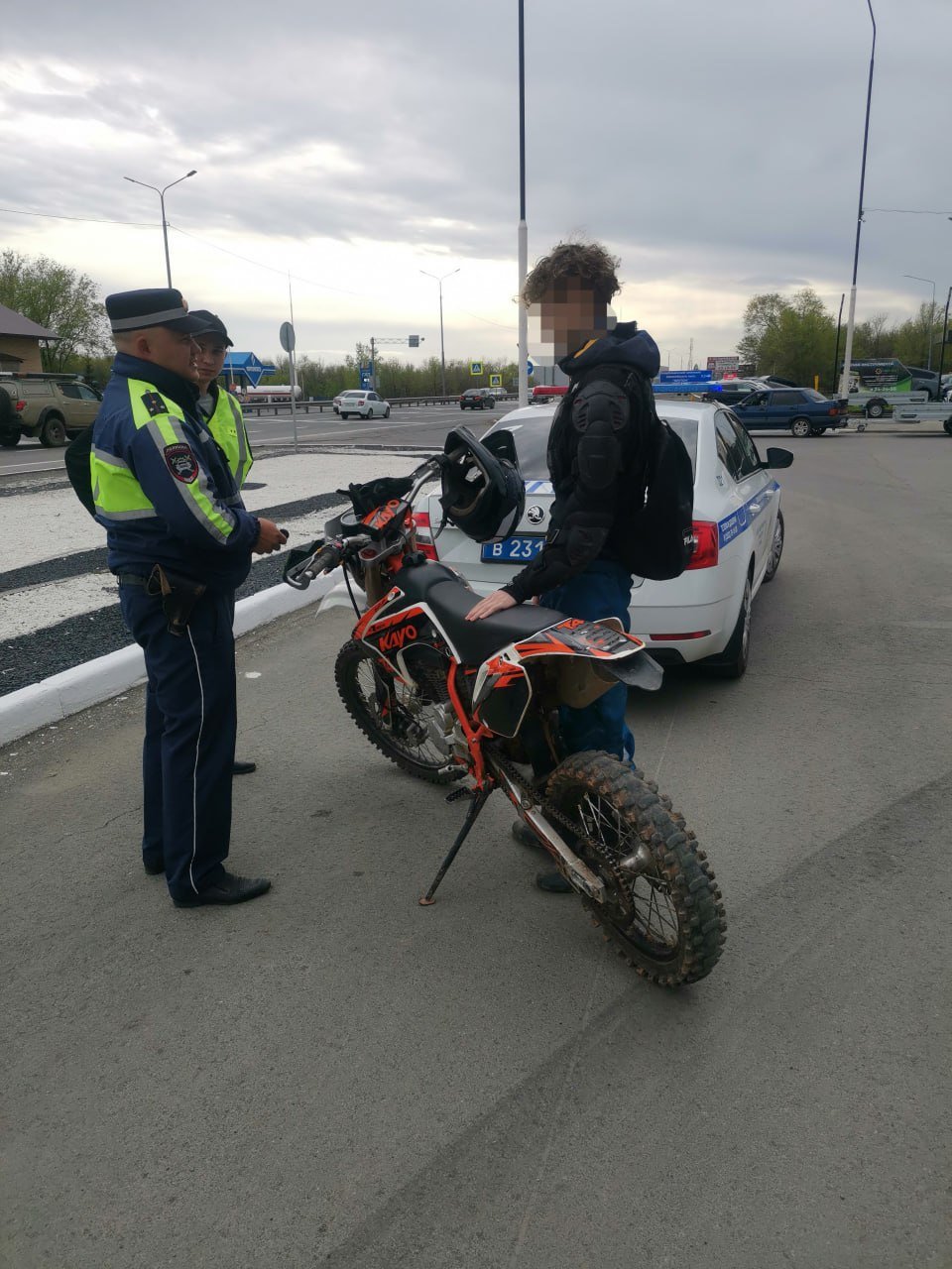 В Оренбурге прошел рейд по выявлению несовершеннолетних мотоциклистов #Про_Общество В областном центре сотрудники Госавтоинспекции провели рейд по выявлению несовершеннолетним мотоциклистов. Как сообщили в пресс-службе регионального УМВД, в ходе проверки правоохранители остановили водителя мопеда. Им оказался 15-летний парень. Стражи вызвали его родителей, и составили два административных материала в отношении несовершеннолетнего водителя и его пассажира. Кроме того, будет решаться вопрос о привлечении родителей ребенка к административной ответственности. Оренбургская Госавтоинспекция в очередной раз напоминает, что садиться за руль мопедов можно только по достижении 16 лет, имея при этом водительское удостоверение соответствующей категории. За нарушение предусмотрена административная ответственность от 5 до 15 тысяч рублей. Родителям несовершеннолетнего водителя двухколесного транспорта предусмотрен штраф в размере 30 тысяч рублей. Фото: региональное УМВД