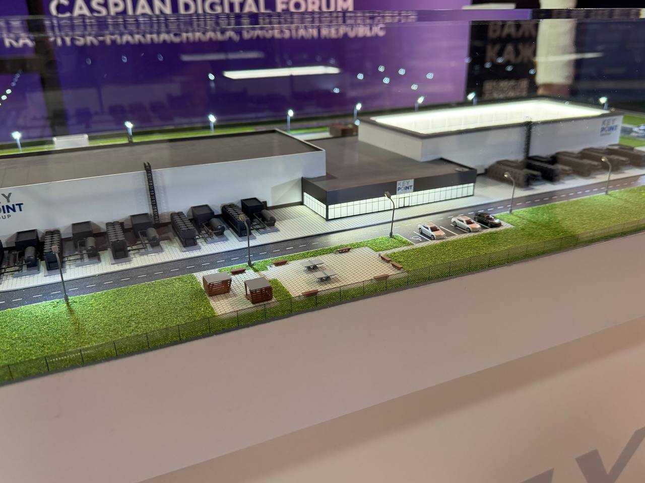 Как будет выглядеть будущий Центр обработки данных в Дагестане Детализированный макет Центра в рамках Третьего Каспийского цифрового форума представила компания инициатор проекта ГК Key Point Будущий дата центр пройдет двухступенчатую сертификацию Uptime Institute на уровень надежности Tier III как и все дата центры ГК Key Point Фото РИА Дагестан Рустам Каниев