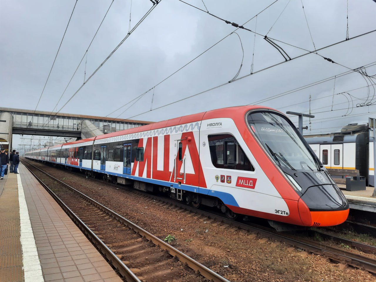 Завершено обновление парка подвижного состава четырех маршрутов Московских центральных диаметров сообщил мэр Москвы Сергей Собянин который проехал на обновленном составе от станции Нижегородская до станции Курская МЦД D4 передает агентство Москва Большое событие в транспортной отрасли заканчиваем сегодня обновление всего подвижного состава на Московских центральных диаметрах Поставлено 4 5 тыс современных вагонов Это гигантская программа которая подошла к завершению сказал Собянин Как сообщается в материалах пресс службы мэра и правительства Москвы с 2014 года для МЦД было поставлено 398 современных поездов МЦД 1 77 поездов в том числе девять поездов Иволга 2 0 девять двухэтажных аэроэкспрессов Штадлер и 59 поездов ЭП2Д МЦД 2 87 поездов в том числе шесть поездов Иволга 2 0 24 поезда Иволга 1 0 и 57 поездов ЭП2Д МЦД 3 122 поезда в том числе 13 поездов Иволга 4 0 19 поездов Иволга 3 0 39 поездов Ласточка и 51 поезд ЭП2Д МЦД 4 112 поездов в том числе 30 поездов Иволга 4 0 82 поезда серий ЭП2Д и ЭП2ДМ В настоящее время в парке МЦД более 100 поездов Иволга разных поколений Треть из них Иволга 4 0 До 2030 года на Ярославское направление будет поставлено 92 поезда Следующим шагом должно стать обновление поездов на Павелецком направлении Московской железной дороги и железнодорожных маршрутах связывающих Москву с Владимирской Ивановской Калужской Тульской и другими близлежащими областями Программа рассчитана на период до 2035 года и предусматривает закупку около 100 современных составов Фото архив