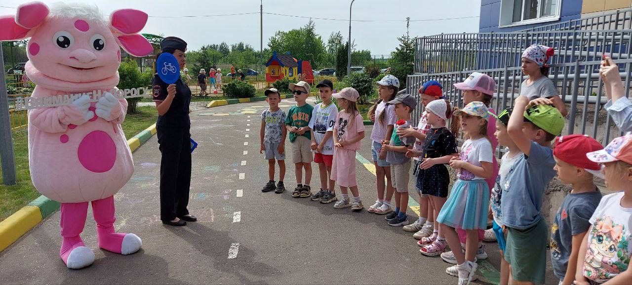 В преддверии Международного дня защиты детей сотрудники Госавтоинспекции г.о. Электросталь организовали мероприятие по безопасности дорожного движения в одном из дошкольных учреждений.   В рамках встречи сотрудники полиции повторили с дошкольниками правила поведения на дороге, разобрали различные «дорожные ловушки», а также напомнили детям о безопасности при поездке в автомобиле, управлении велосипедами и средствами индивидуальной мобильности.  В завершение встречи сотрудники пожелали им яркого и безопасного лета, а ребята, в свою очередь, пообещали соблюдать дисциплину на дорогах.