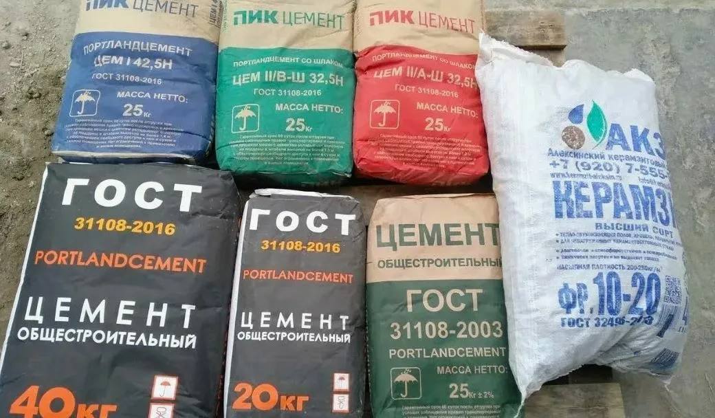 Крупнейший в России производитель цемента Цемрос запустит собственные розничные магазины в Ленинградской Липецкой Рязанской Брянской Белгородской областях и Мордовии Продукция будет продаваться в небольшой фасовке по 25 40 и 50 кг от одного мешка Розничное направление заработает только офлайн но такой канал вряд ли станет для цементников ключевым а излишняя ставка на его развитие может привести к конфликту интересов с дистрибуторами Производители цемента редко занимаются его розничной продажей и в России и в мире Решение призвано повысить результаты в условиях падения потребления цемента на 8 10 из за снижения темпов жилищного строительства