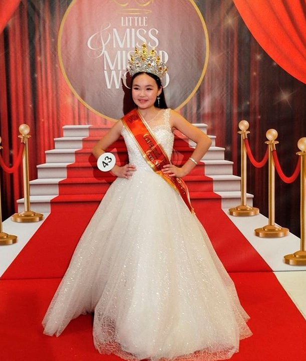 Девочка из Бурятии получила корону Юной Мисс России Пятиклассница Дарису Чойдонова из села Поселье покорила жюри всероссийского конкурса Little Miss World Russia О победе юной красавицы рассказали в администрации Иволгинского района Конкурс проходил в Москве с 4 по 8 декабря и собрал 70 участников со всей страны от 5 до 17 лет Дарису с достоинством представила Бурятию и взяла гран при Юная Мисс Россия в своей возрастной категории Девочка не только получила корону но и путевку на отдых в пятизвездочном отеле в Турции Победа плод её таланта трудолюбия и удивительного обаяния Мы восхищаемся и от всей души поздравляем отметили в сообщении молодчина Канал Ариг Ус в MAX