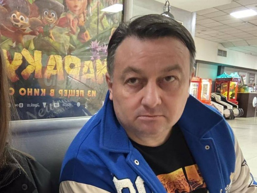 Скончался руководитель движения «Ростов без наркотиков» Станислав Горяинов. Как сообщили его родственники, активиста избили до смерти неизвестные. Мать Горяинова рассказала ростовскому «Блокноту», что 21 июня кто-то позвонил её сыну и попросил выйти. Вернулся он весь в крови и с опухшим лицом. Около двух ночи Станислав Горяинов скончался на руках у матери. Во главе движения «Ростов без наркотиков» Станислав Горяинов помог многим людям, страдающим от наркотической зависимости. Есть предположение, что его избили до смерти из-за того, что он устраивал рейды по аптекам, которые продавали запрещённые вещества. 1RND сообщает со ссылкой на источники в силовых структурах, что уголовное дело на убийц Горяинова уже возбудили — им светит до 15 лет лишения свободы. Подписаться Прислать нам новость