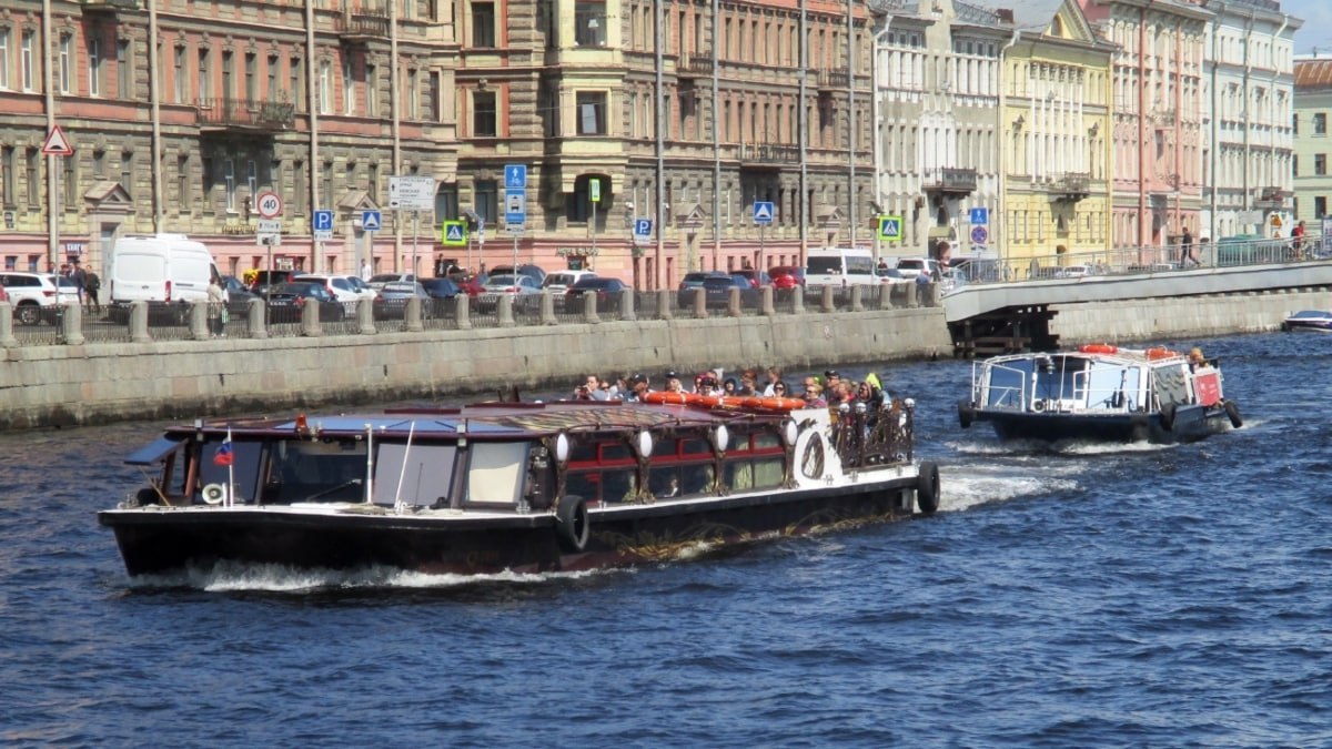 В Петербурге в 2026 году запустят три новых причала и два водных маршрута В Санкт Петербурге в 2026 г установят три новых городских причала и запустят новые водные маршруты Об этом сообщил заместитель председателя комитета по транспорту Дмитрий Ваньчков на выездном заседании комиссии по транспорту и развитию транспортной инфраструктуры законодательного собрания города В частности причалы будут установлены в центр города на Мойке напротив Дворцовой площади в Кронштадте Летняя пристань и в Ломоносове Сидоровский канал Их свяжет вместе новый водный маршрут Еще один маршрут соединит Ленинградскую область и Речной вокзал детали этого проекта пока прорабатываются с правительством Ленобласти   Опрошенные изданием эксперты и участники рынка полагают что при выполнении запланированных мер в 2026 г пассажиропоток на водных маршрутах вырастет При этом участники рынка также указывают на причины которые будут негативно сказываться на развитии сферы пассажирских водных перевозок Петербурга в новом судоходном сезоне Подробнее в материале на нашем сайте fleetphoto ru Подпишитесь на Ведомости Северо Запад