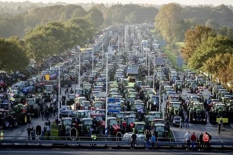 ЕС не уверен в необходимости продления режима беспошлинной торговли с Украиной, — Financial Times   ЕС отменил пошлины и квоты на украинский экспорт в 2022 году. Срок действующего режима торговли истекает 5 июня, но в Европе нет единства относительно целесообразности его продления, — констатирует британская Financial Times   Украинский экспорт сельхозпродукции по демпинговым ценам стал проблемой для целого ряда стран ЕС и вызвал массовые протесты фермеров. Польша, Венгрия, Словакия и Болгария ввели односторонние запреты на импорт украинских зерновых и других продуктов питания два года назад, нарушив общую торговую политику ЕС   Украина уже предупредила о «действительно разрушительных» последствиях, если Европа остановит беспрепятственную торговлю, поскольку страна сталкивается с неопределённостью в отношении долгосрочной поддержки со стороны США  «КРИСТАЛЛ РОСТА» ранее информировал о том, что по мнению швейцарской NZZ агропромышленный сектор Европы переживает системный кризис, а по мнению Bloomberg, говоря о полномасштабном продовольственном кризисе в ЕС, следует задать лишь один вопрос — когда?