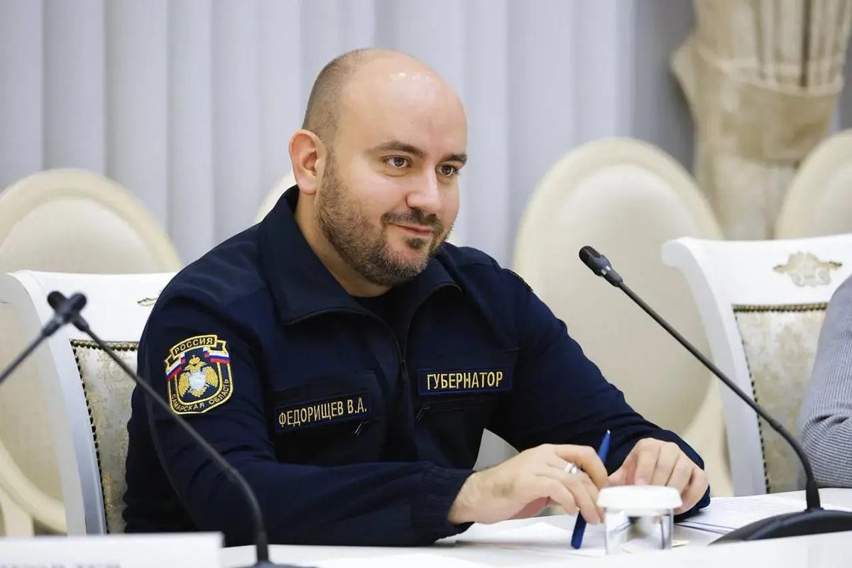 Психотерапевт Лариса Никитина считает инфантильным и распущенным поведение губернатора Самарской области Вячеслава Федорищева Своим мнением специалист поделилась с Ридусом В середине октября Федорищев обругал экс главу Кинельского района Юрия Жидкова матом ударив при этом чиновника по плечу Затем он вроде как извинился и сказал что будет проявлять вежливость при общении с подчиненными в течение ближайших 10 дней Теперь Вячеслав Федорищев решил поразить общественность пацанским рэпом Он записал трек про Самару в котором называет столицу вверенного ему региона городом без дорог а местных жителей грешниками   www ridus ru n 724583 ridusnews