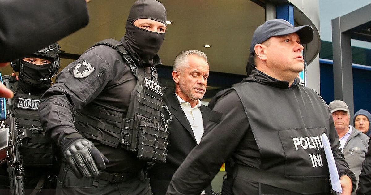 Прокуратура добилась продления ареста Владимира Плахотнюка Суд удовлетворил запрос прокуроров оставив его под стражей еще на месяц в связи с расследованием трех уголовных дел включая громкое дело о краже миллиарда долларов из банков