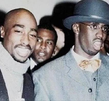 P Diddy был заказчиком убийства Тупака Шакура сообщают USA Today Шон Комбс назначил вознаграждение в один миллион долларов за убийство Шакура пишет издание со ссылкой на показания предполагаемого киллера Дуэйна Дэвиса Помимо этого еще два обвинения в причастности Дидди к смерти Тупака зафиксировали в документах поданных в рамках гражданских исков Сам Комбс отрицает свою причастность к этому преступлению По данным полиции Лас Вегаса до настоящего момента он не проходил подозреваемым по делу об убийстве Шакура ВПШ