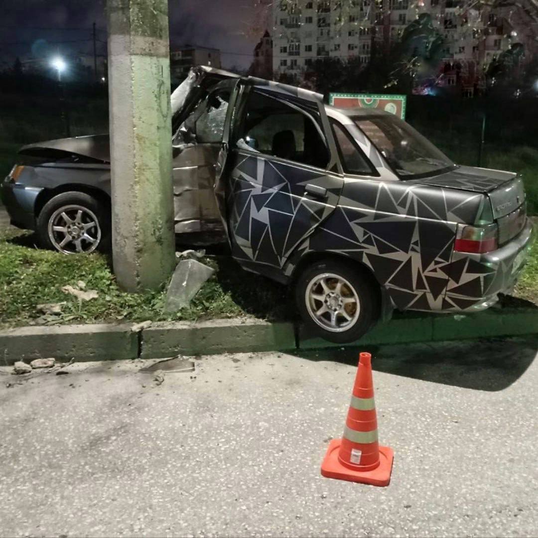 В Севастополе Девушка на Ладе влетела в столб на Пожарова    ДТП произошло в полночь у дома 1Б, там 20-летняя девушка не вписалась в закругление дороги. Водитель в больнице, но без серьезных травм.   Подписаться Оперативный Севастополь   Предложка   Наш чат