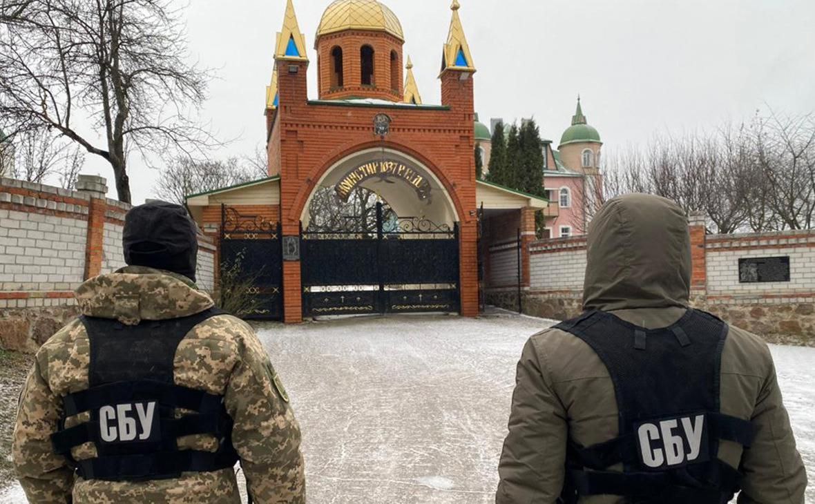 На Украине вступила в действие ключевая норма, позволяющая полностью запретить УПЦ. Теперь госслужба страны по вопросам этнополитики и свободы совести ГСУЭСС получила право обращаться в суд с исками против религиозных организаций, которые, по мнению экспертизы, связаны с РПЦ. Девятимесячный срок, отведенный Украинской православной церкви на разрыв связей с Московским Патриархатом, истек. Новый порядок уже активировал проверки, в первую очередь против Киевской митрополии. Многие опасаются, что попытка реализовать запрет УПЦ вызовет массовые протесты верующих.