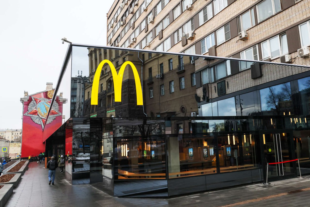 McDonald s подал заявку на регистрацию товарного знака в России Заявка компании McDonald s на регистрацию товарного знака поступила в Роспатент еще в декабре 2024 года Согласно документам новый бренд позволит бренду использовать соответствующие обозначения для реализации продукции питания кулинарии напитков детских товаров игрушек посуды investing investing