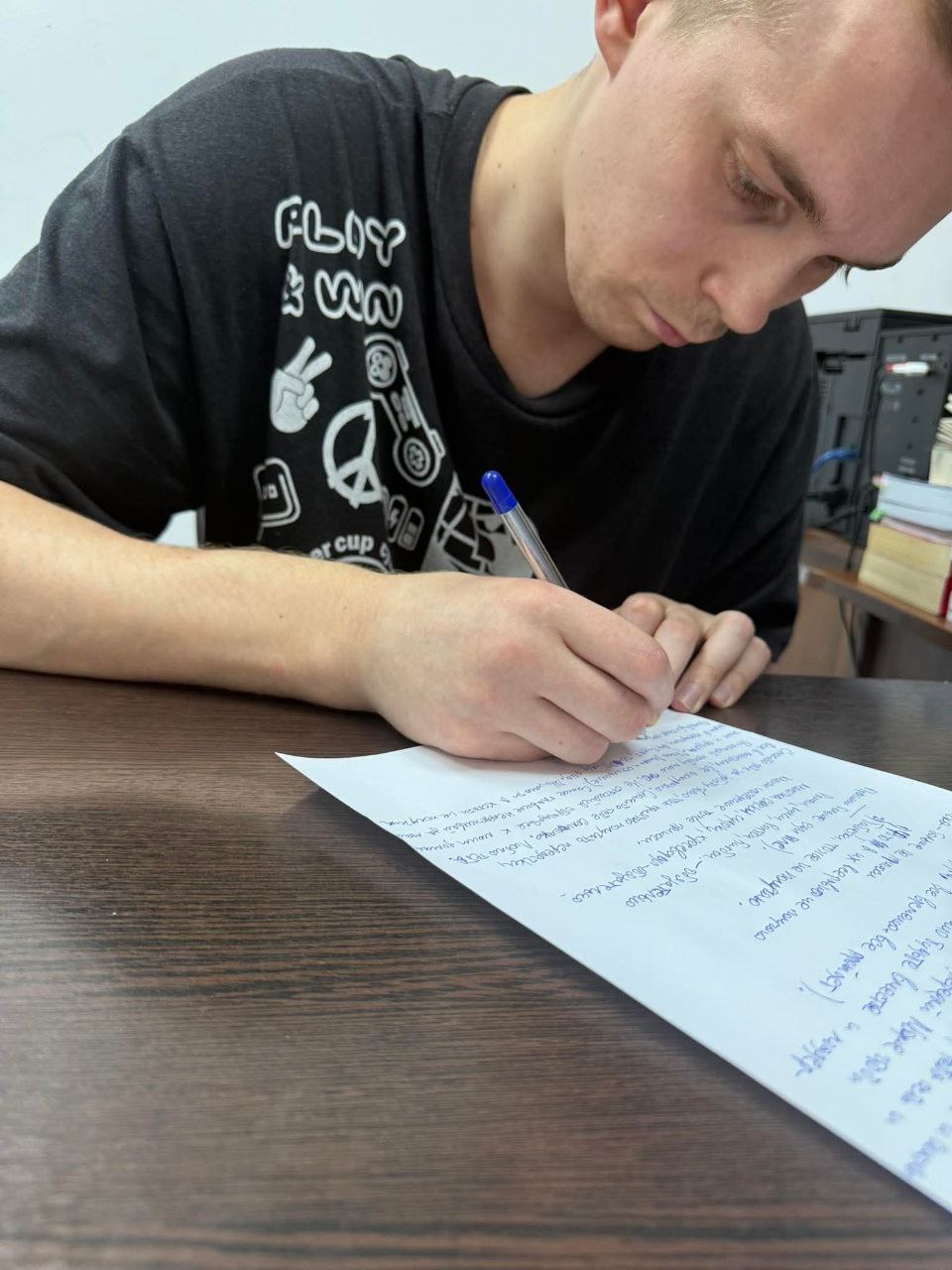 Бывший оператор «Клоопа» Александр Александров заявил, что не хочет иметь ничего общего с изданием.     «Выйди как-нибудь на руководство «Клоопа» и скажи, чтобы перестали таранить, мол, все такие плохие. Мне только хуже будет, все затянется. Я не хочу иметь ничего общего с этой организацией», - передает заявление мужа из СИЗО его супруга.     Может тем, кто посадил журналистов и операторов надо было начать с тех, кто, собственно, продвигает редакционную политику закрытого ныне СМИ -  его руководства, а не простых исполнителей?  ‍     В целом, заявление бывшего оператора, на которого пытаются давить, а не помогать экс-начальники издания, наглядно показывает, что дело Kloop получает новый поворот.