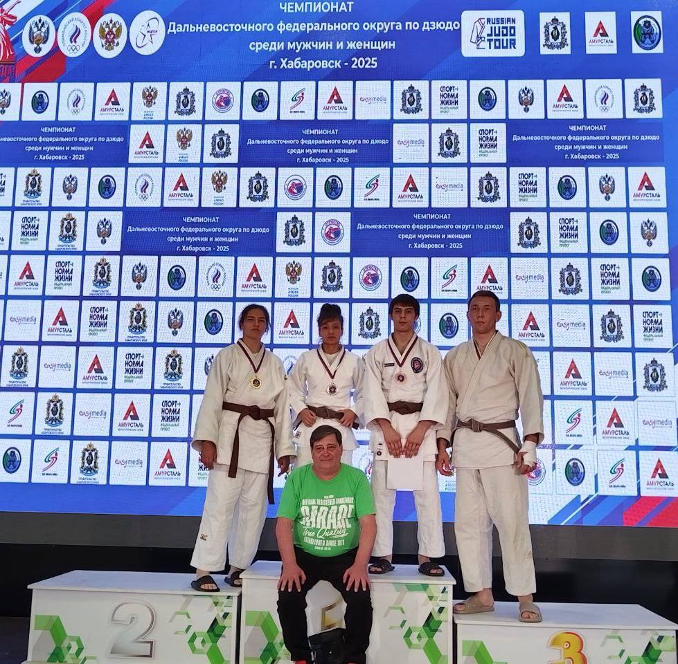 14 июня в Хабаровске прошел чемпионат Дальневосточного федерального округа по дзюдо среди мужчин и женщин. Воспитанник детско-юношеской спортивной школы №3 Краснокаменского муниципального округа — Егор Лучинин принял участие в чемпионате в составе сборной Забайкальского края. Он завоевал почетное третье место в весовой категории до 60 кг. Поздравляем спортсмена с достижением и желаем ему дальнейшего роста и успехов в большом спорте.