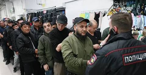 МВД России будет в автоматическом режиме получать от налоговой информацию о доходах мигрантов Такое положение содержится в распоряжении правительства РФ с которым ознакомился ТАСС Сведения будут брать из отчетности компаний по страховым взносам Мера нужна для борьбы с фиктивным трудоустройством иностранцев на территории РФ Ответственными назначены Минфин ФНС МВД МИД России при участии правительства Москвы Срок исполнения до 1 декабря Кроме того власти будут улучшать обмен сведениями между правоохранителями и организациями чтобы сократить сроки проверок сообщений о миграционных преступлениях и повысить качество расследования уголовных дел этой категории