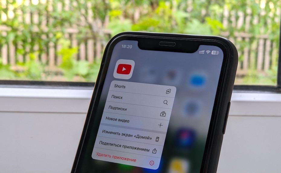 YouTube добавил небольшую функцию которую ждали буквально все Разработчики Google тестируют новую функцию совместно с YouTube которая позволяет пользователям настраивать рекомендации появляющиеся в их ленте Главная Судя по всему она частично задействует искусственный интеллект В рамках теста в приложении YouTube появляется раздел Ваш пользовательский канал на главную страницу Сам хостинг говорит что это позволяет пользователю обновлять существующие рекомендации главной ленты введя простую подсказку Самое главное нововведение позволяет настраивать рекомендации и этой возможности очень не хватало До сих пор YouTube сам решал что предлагать пользователю и не особо реагировал на старую кнопку Не интересно iguides