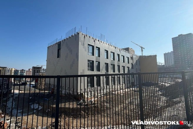 У социально значимого долгостроя школы на 1275 мест в микрорайоне Патрокл во Владивостоке снова сменится подрядчик В мэрии города рассказали что контракт с ООО ГК Альянс расторгнут а многострадальный объект попытаются достроить уже с новой компанией Такое решение принято из за того что ГК Альянс не выполняла взятые на себя обязательства и регулярно срывала сроки работ Компания пыталась в судебном порядке добиться увеличения стоимости контракта и продления сроков строительства Однако Арбитражный суд Приморского края отказал в удовлетворении этих требований Более того подрядчику начислены штрафные санкции на сумму свыше 600 миллионов рублей В мэрии уточнили что в апреле власти планируют объявить новый аукцион Победителю торгов предстоит откорректировать проектную документацию и довести строительство школы до конца Судебные разбирательства вокруг объекта идут с января Тогда подрядчик и заказчик дирекция администрации Владивостока подготовили проект мирового соглашения Документ предусматривал увеличение цены контракта с 1 88 миллиарда до 4 3 миллиарда рублей а также перенос срока сдачи школы на июнь 2027 года Представители городской администрации и подрядной организации заявляли о готовности подписать соглашение необходимость его заключения поддержала и краевая прокуратура Однако суд указал что предложенное соглашение по сути повторяет заявленные исковые требования и противоречит нормам законодательства о госзакупках Согласно закону стоимость контракта может быть увеличена не более чем на 10 тогда как в данном случае она возрастала более чем в 2 2 раза В итоге в утверждении мирового соглашения отказали а апелляционная жалоба осталась без удовлетворения  Подписаться в MAX