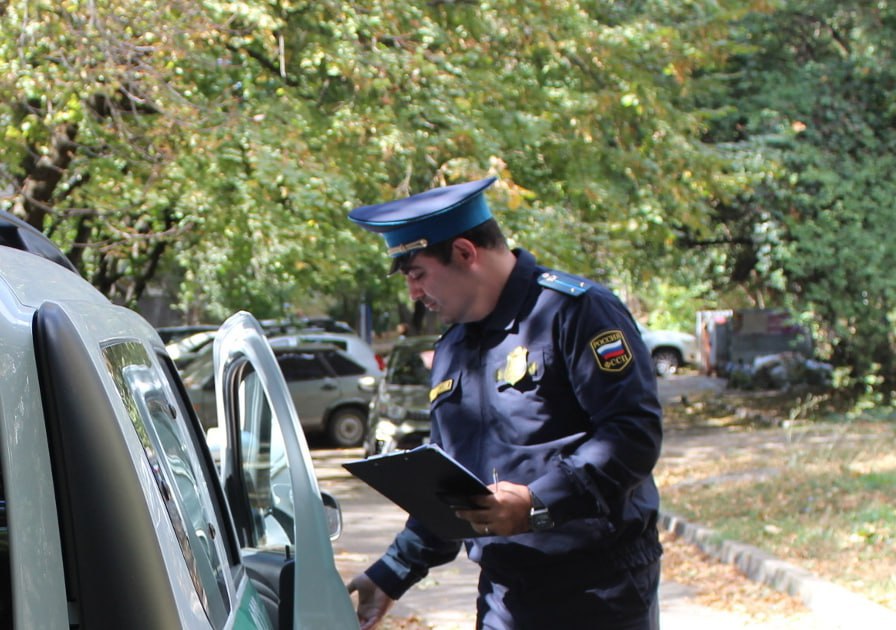 Житель Ставрополя лишился автомобиля из-за долга по алиментам  Мужчина работал неофициально и перечислял незначительные суммы на содержание детей. Привлечение к административной ответственности и наказание в виде обязательных работ не возымело эффекта, а сумма долга достигла 200 тысяч рублей.   Тогда судебные приставы разыскали и арестовали автомобиль неплательщика, мужчина прятал его у знакомых. Транспорт продали на торгах, а вырученную сумму направили на погашение долга перед детьми, сообщили в ГУФССП России по Ставропольскому краю.      / Все наши каналы