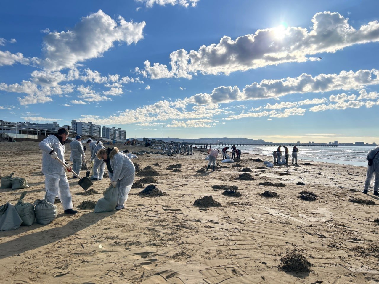 Уроженка Сыктывкара Полина Корекина рассказала, что происходит на Черном море. Девушка среди сотен других волонтеров занимаются очисткой от мазута пляжей и борется с последствиями экологической катастрофы.  Только по официальным данным, после крушения двух танкеров в Керченском проливе в мазуте оказалось 54 километра береговой линии Черного моря. А волонтеры собрали 21 тысячу тонн загрязненного грунта.   Подписаться   Прислать новость