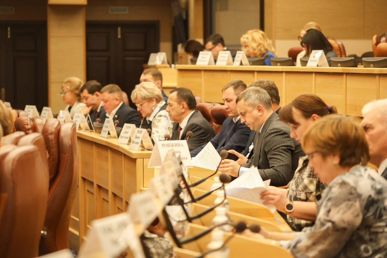 В Заксобрании Иркутской области обсудили систему дополнительного образования детей В мероприятии приняли участие министр образования Максим Парфенов министр культуры Олеся Полунина и врио министра спорта Владимир Удовенко Председатель Александр Ведерников отметил необходимость обновления системы дополнительного образования Узнать подробности   Открытая трибуна