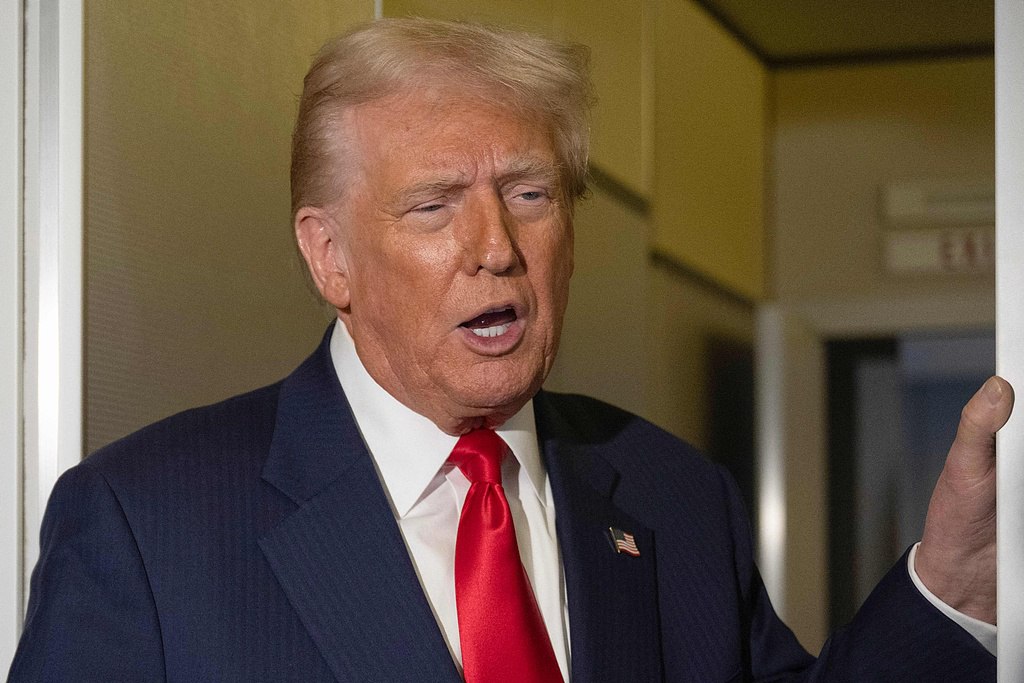 Дональд Трамп рассказал что получил извинения от премьера Канады Марка Карни за нашумевшую антитарифную телерекламу но отметил что торговые переговоры между двумя странами возобновлять не планируется Комментарий президента для журналистов цитирует Bloomberg При этом глава Минэнерго США заявил о цели вернуться к обсуждению вопросов торговли с Канадой по важнейшим полезным ископаемым нефти и газу подчеркнув однако что разногласия между Вашингтоном и Оттавой возникли по веским причинам Фото VCG