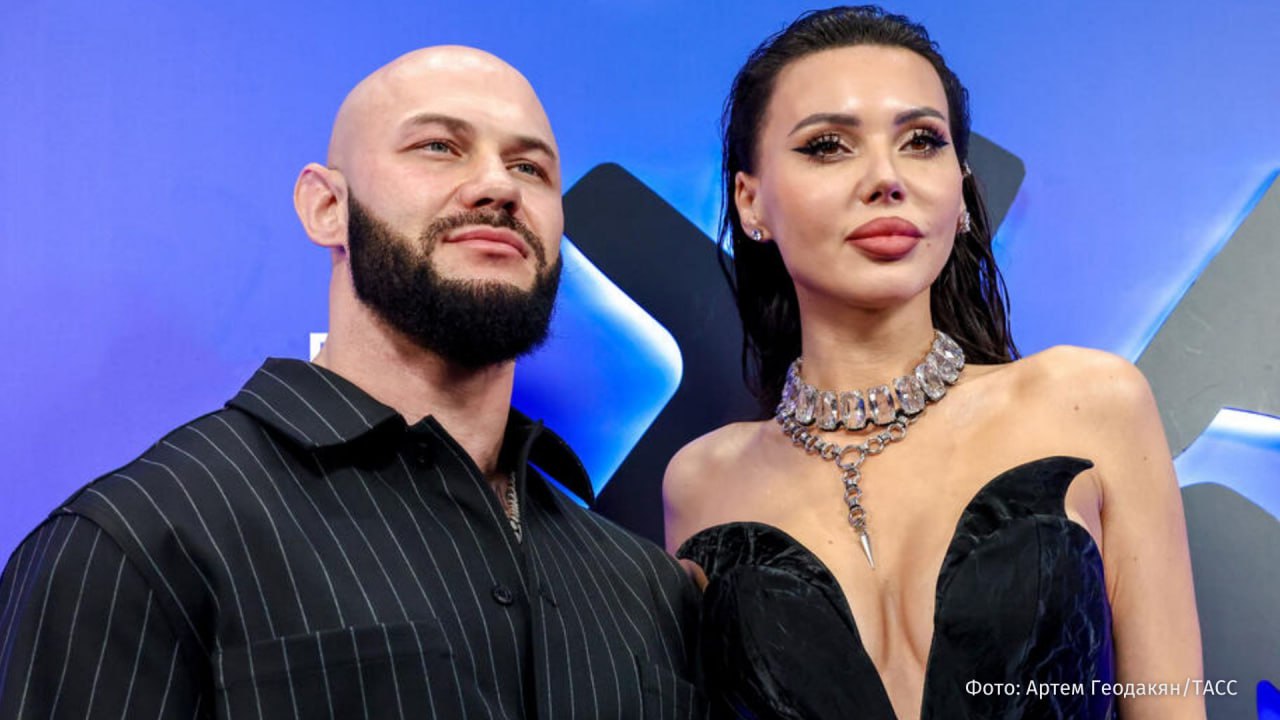 Суд не развел рэпера Джигана и Оксану Самойлову бракоразводный процесс приостановлен из за нового ходатайства стороны артиста Адвокат Джигана Сергей Жорин сообщил что рэпер подал заявление о признании брачного договора недействительным в связи с чем дело будет передано в Савеловский суд где защита намерена доказать неправомерность соглашения  Оксана Самойлова подала заявление о расторжении брака 6 октября Пара была в браке 13 лет они воспитывают трех дочерей и сына По итогам предыдущего заседания суд дал рэперу Джигану два месяца на примирение с Самойловой Однако блогер заявила что на это не готова IZ RU в Telegram в MAX