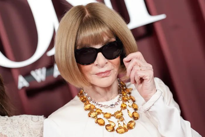 Эпоха завершается: Анна Винтур покидает пост главреда Vogue после 37 лет. Мир моды сегодня обсуждает главную новость: Анна Винтур, легендарный главный редактор американского Vogue, покидает свой пост после 37 лет во главе издания. Об этом 75-летняя Винтур сообщила сотрудникам в среду, 25 июня, по данным WWD и The Daily Front Row. Однако, это не полное расставание с Condé Nast. Анна Винтур продолжит занимать посты глобального директора по контенту Condé Nast и глобального редакционного директора Vogue, курируя другие издания. Vogue US теперь будет искать нового главу редакционного контента. Винтур возглавила Vogue в 1988 году и за десятилетия своего руководства трансформировала издание в один из самых влиятельных модных журналов мира, став культовой фигурой индустрии.