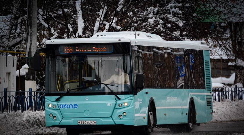 Все входы в автобусы предприятия «Луганскгортранс» в течение 2025 года будут оснащены валидаторами  Об этом ЛИЦ сообщил директор предприятия Владислав Насонов  Он отметил, что терминалы безналичной оплаты действуют во всех автобусах Луганскгортранса. Для удобства пассажиров их количество будет увеличено.  «В планах предприятия — в течение 2025 года установить валидаторы на все двери транспортных средств, которые ездят у нас по городу, для того, чтобы люди могли пользоваться безналичным расчетом, входя в любую из дверей автобусов», — проинформировал руководитель предприятия.    Напомним, с 1 февраля повышается тариф на проезд в общественном городском транспорте Луганска. Он составит 40 рублей - наличным расчетом и 35 рублей - "безналом".   Отметим также, что с 1 февраля вводится льгота на проезд в городском транспорте для обучающихся в возрасте до 18 лет.