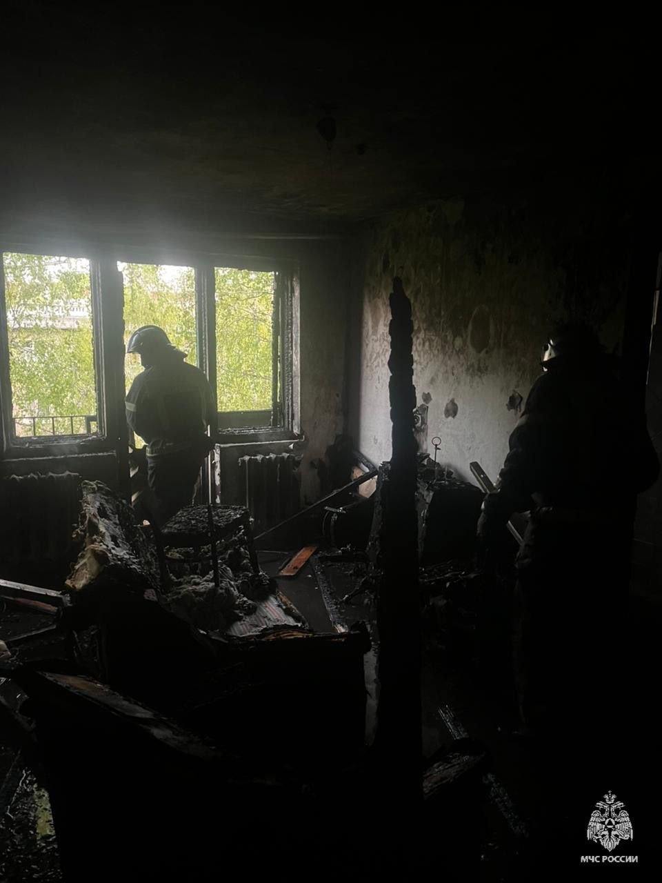 В Орле пожарные эвакуировали 8 человек За сутки орловские пожарно-спасательные подразделения выезжали 29 раз, большая часть из которых на тушение сухой травы и мусора. Сегодня ночью поступило сообщение о возгорании в трёхкомнатной квартире на ул. Комсомольская в г. Орле. На момент прибытия пожарных из окон квартиры на пятом этаже был виден дым, существовала угроза распространения огня на другие помещения квартиры. Пожарные сформировали звено ГДЗС для тушения пожара. В результате пожара в квартире выгорело две комнаты и коридор. Соседями спасена хозяйка квартиры. Из соседних квартир пожарные эвакуировали 8 человек. На пожаре работало 16 сотрудников МЧС России на 5 единицах спецтехники. Пострадавших нет. Причину пожара установят специалисты.