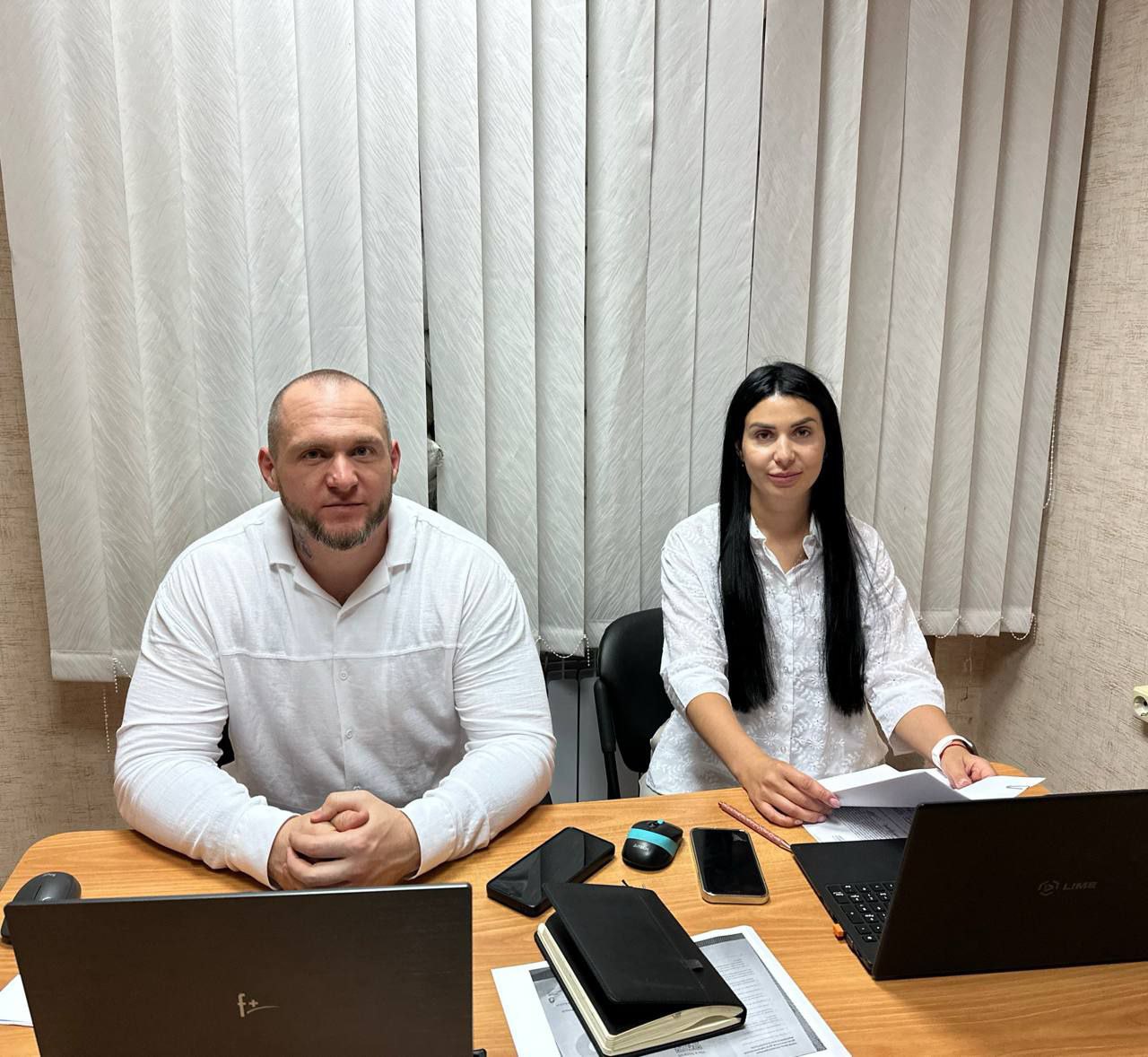 В Каховке прошёл приём граждан сотрудниками отдела по делам несовершеннолетних и защите их прав Сотрудники администрации Каховского муниципального округа регулярно проводят приём граждан по вопросам, касающимся деятельности профильных отделов. На приёме жители обратились с несколькими вопросами, и наши специалисты помогли разобраться в каждой ситуации. Одним из обращений стала проблема отказа в оформлении материнского капитала. Наши специалисты совместно с сотрудником Социального фонда России установили причину отказа, которой оказалась ошибка при приёме документов. В ближайшее время родители планируют повторно подать заявление. Также поступило обращение по вопросу вступления в наследство несовершеннолетними. Специалисты отдела по делам несовершеннолетних и защите их прав, в сотрудничестве с коллегами из юридического отдела администрации, предоставили консультацию по этому вопросу. Кроме того, был задан вопрос о отказе в получении вида на жительство гражданства несовершеннолетними. Наши специалисты оказали помощь в подготовке необходимого пакета документов и оформлении обращения к уполномоченному по правам ребёнка в Херсонской области. Защита прав и интересов детей является приоритетной задачей органов власти, системы профилактики и каждого взрослого. Наши специалисты всегда готовы помочь! Сайт Администрации Каховского МО VK ОК