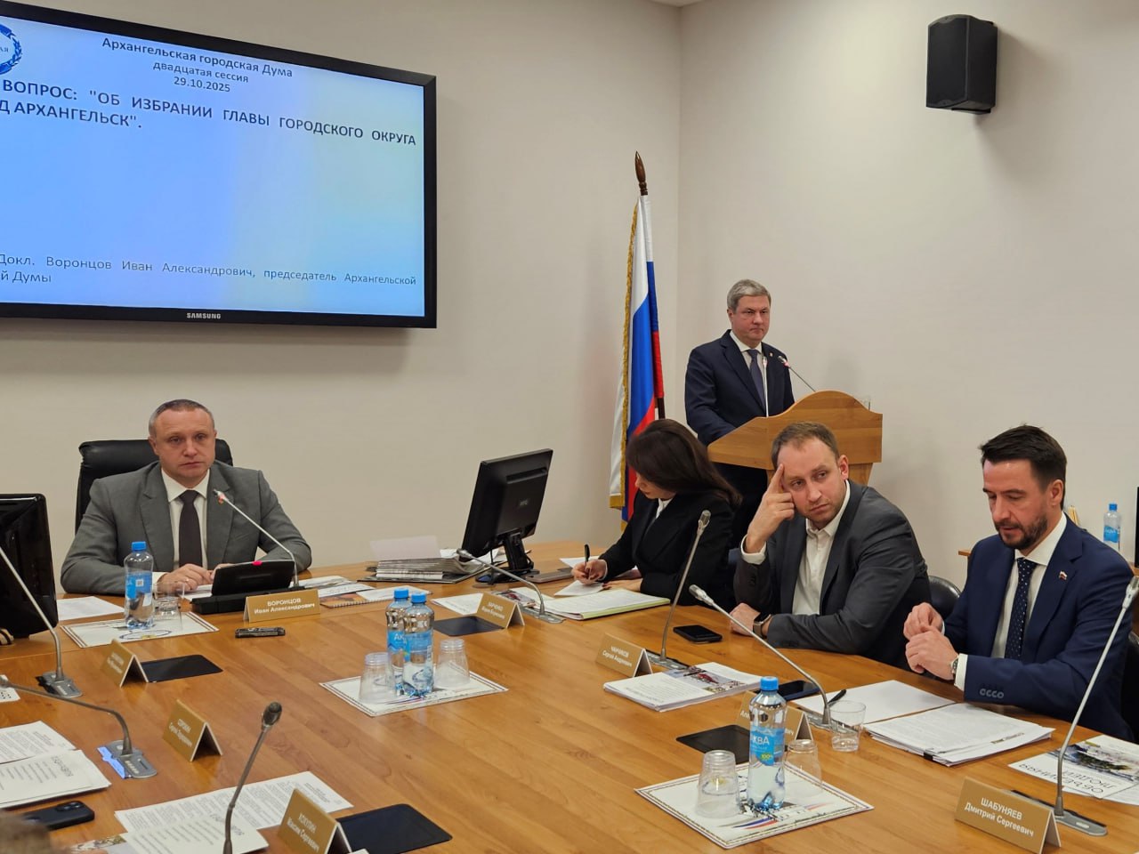 Депутаты решили главой Архангельска остаётся Дмитрий Морев На 20 й сессии Архангельской городской Думы состоялись выборы градоначальника областной столицы На пост главы претендовали действующий градоначальник Дмитрий Морев и депутат Архангельской гордумы директор МУП Горсвет Александр Гурьев Напомним что теперь кандидатуры на пост главы вносятся не конкурсной комиссией а губернатором на основании предложений представленных региональными отделениями парламентских партий и областной Общественной палатой Как известно Морева выдвинула Единая Россия Гурьева Общественная палата Сегодня оба кандидата представили депутатам свои программы по развитию города подробнее по ссылке Более объёмная и проработанная программа была у Дмитрия Морева и депутаты сделали свой выбор За Морева проголосовали все 28 депутатов За Гурьева двое голос можно было отдать обоим кандидатам Единогласно